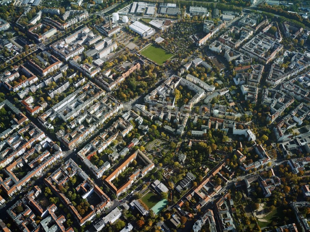 Berlin von oben - Parzellen einer Kleingartenanlage, Reihenhaussiedlung und Gewerbegebiet in Berlin