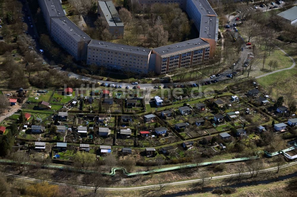 Berlin von oben - Parzellen einer Kleingartenanlage am Teterower Ring im Ortsteil Hellersdorf in Berlin