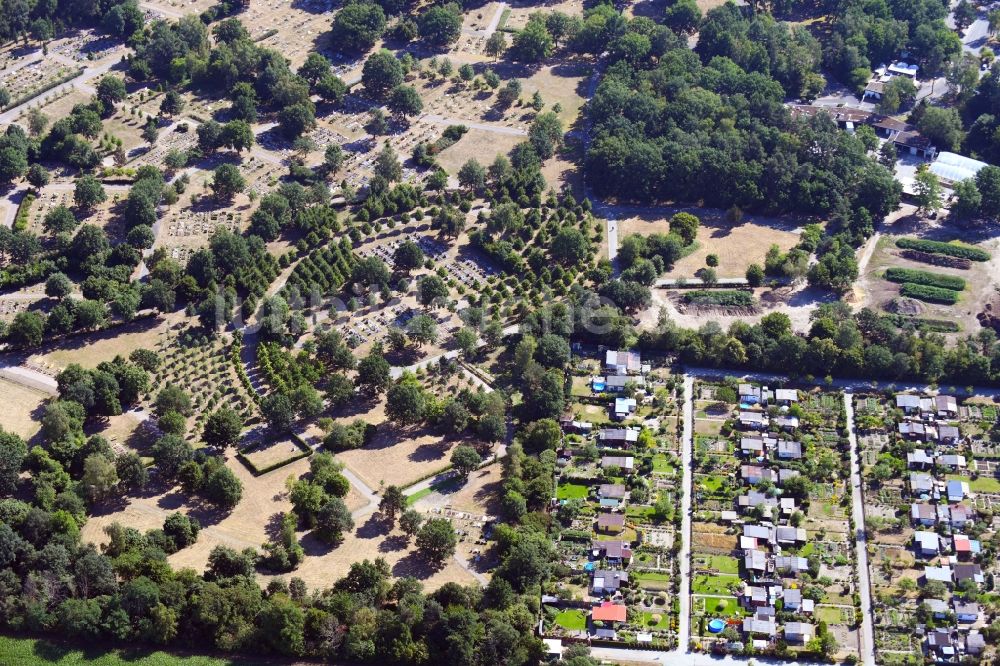 Wolfsburg von oben - Parzellen einer Kleingartenanlage an der Werderstraße angrenzend zum Nordfriedhof im Ortsteil Nordstadt in Wolfsburg im Bundesland Niedersachsen, Deutschland