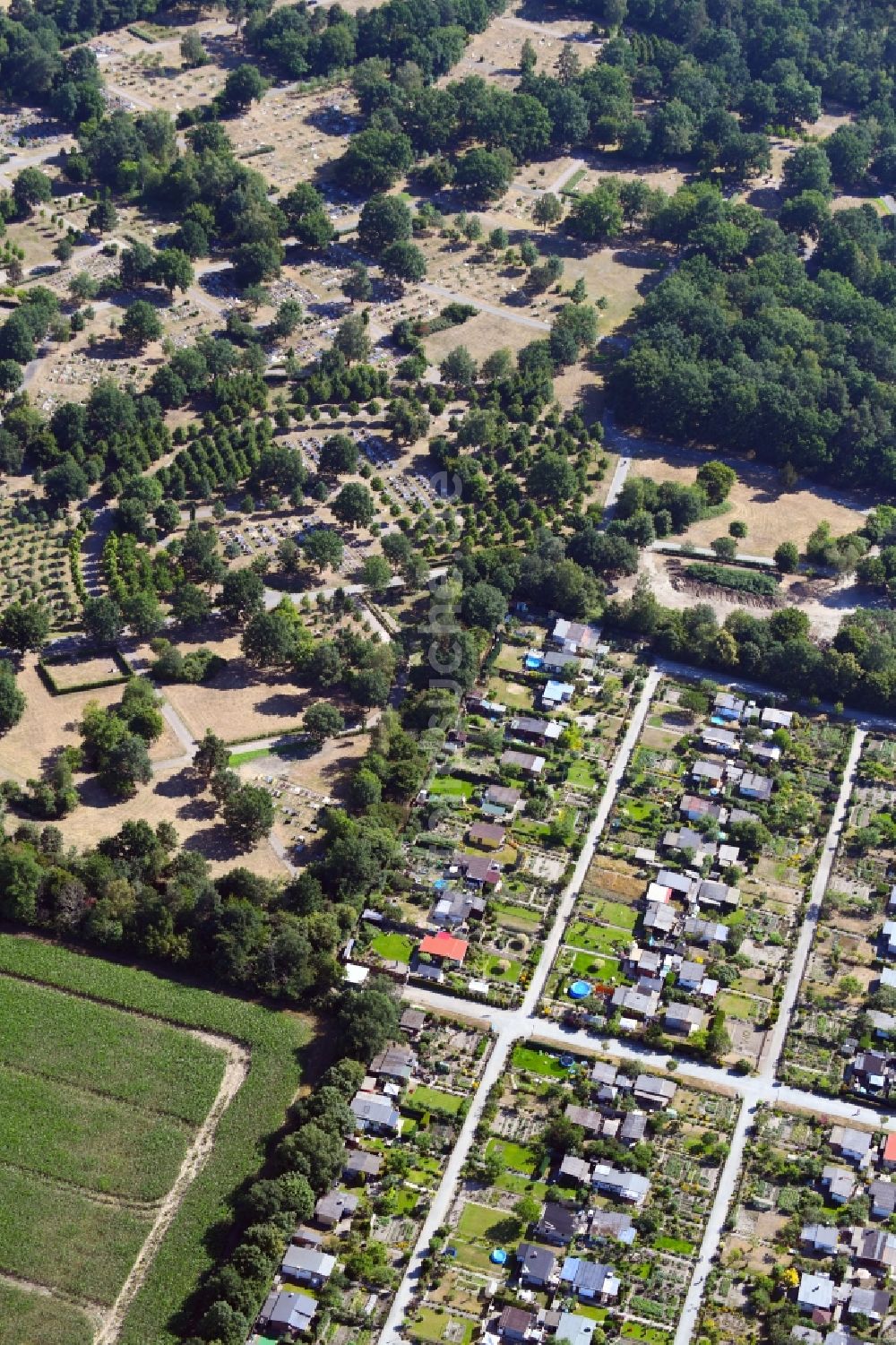 Wolfsburg aus der Vogelperspektive: Parzellen einer Kleingartenanlage an der Werderstraße angrenzend zum Nordfriedhof im Ortsteil Nordstadt in Wolfsburg im Bundesland Niedersachsen, Deutschland