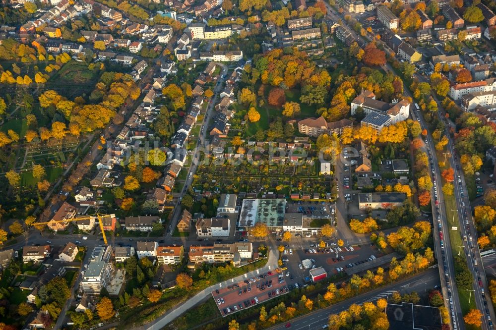 Gladbeck aus der Vogelperspektive: Parzellen einer Kleingartenanlage und Wohngebiet im Norden des herbstlichen Gladbeck im Bundesland Nordrhein-Westfalen