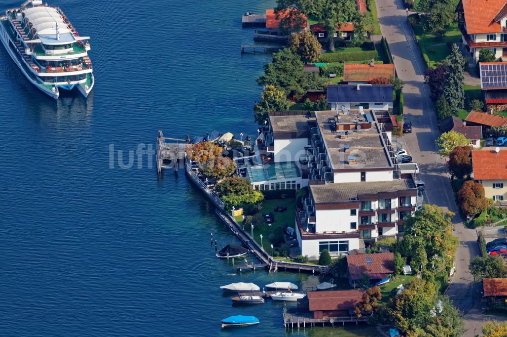 Luftbild Berg - Passagier- und Fahrgast- Schiff Starnberg beim Anlegen in Leoni auf dem Starnberger See im Bundesland Bayern