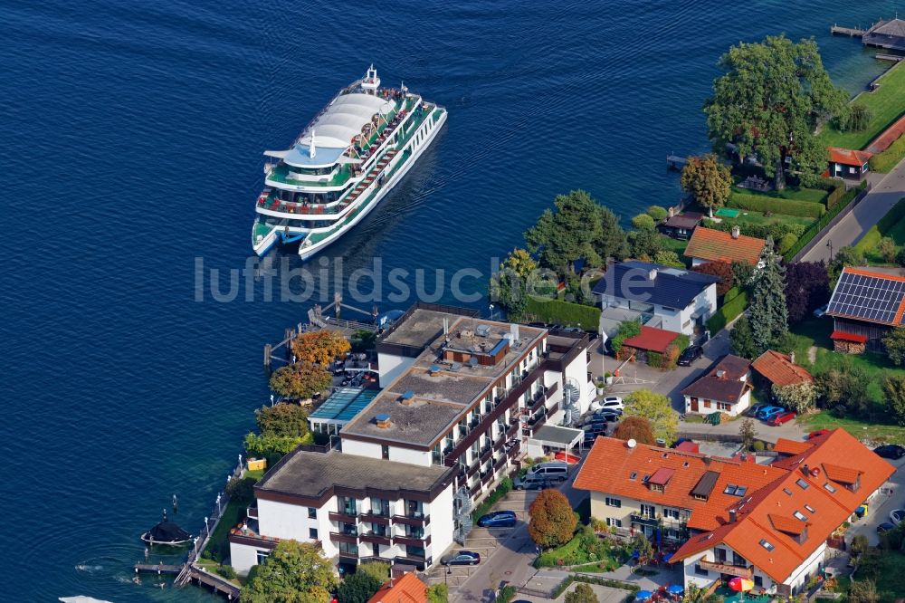 Luftaufnahme Berg - Passagier- und Fahrgast- Schiff Starnberg beim Anlegen in Leoni auf dem Starnberger See im Bundesland Bayern