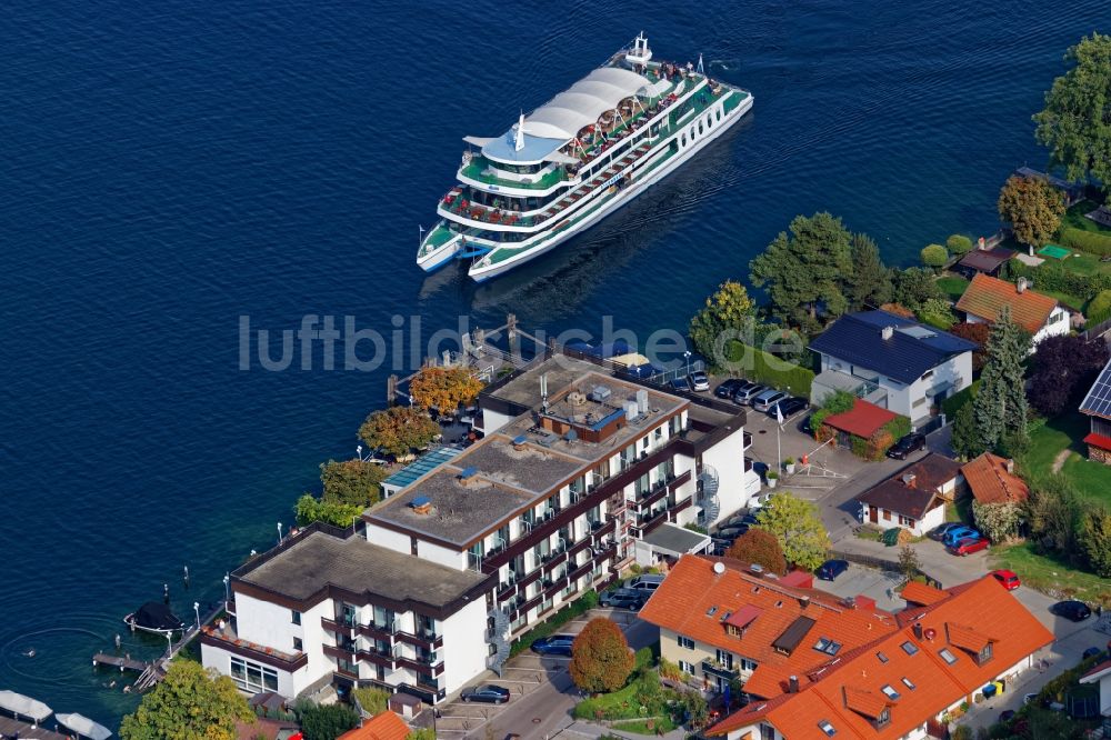 Berg von oben - Passagier- und Fahrgast- Schiff Starnberg beim Anlegen in Leoni auf dem Starnberger See im Bundesland Bayern