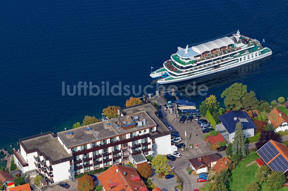 Berg aus der Vogelperspektive: Passagier- und Fahrgast- Schiff Starnberg beim Anlegen in Leoni auf dem Starnberger See im Bundesland Bayern