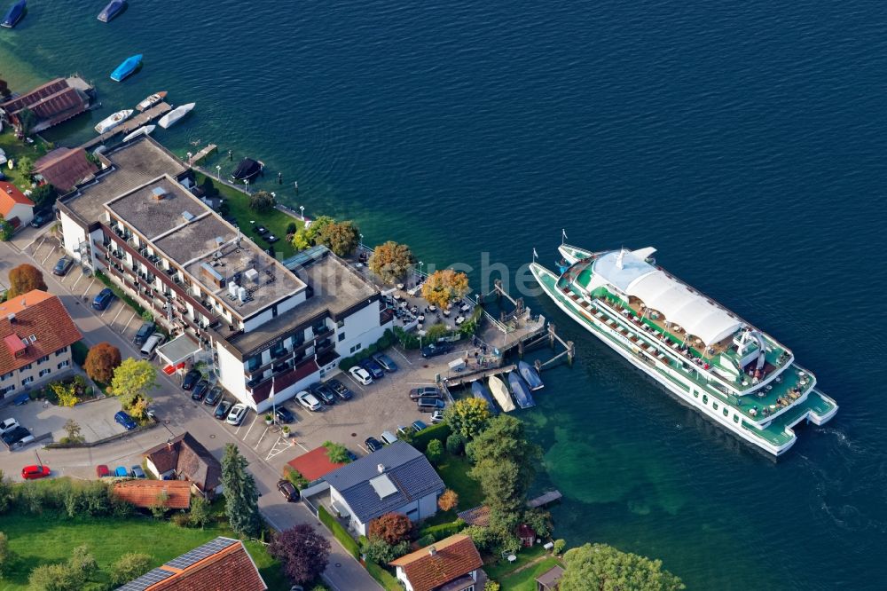 Luftbild Berg - Passagier- und Fahrgast- Schiff Starnberg beim Anlegen in Leoni auf dem Starnberger See im Bundesland Bayern