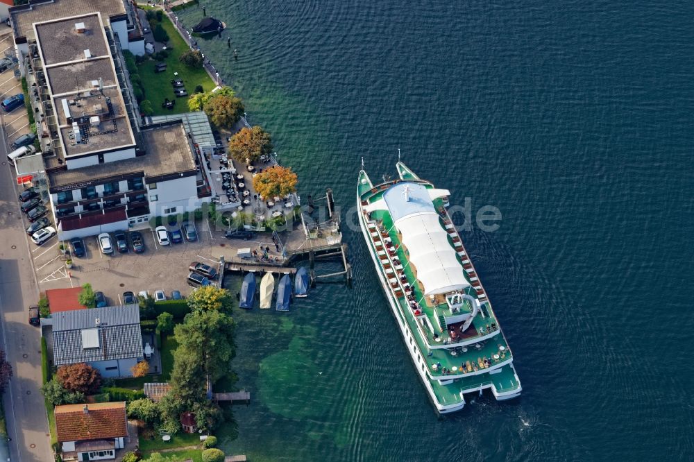 Luftaufnahme Berg - Passagier- und Fahrgast- Schiff Starnberg beim Anlegen in Leoni auf dem Starnberger See im Bundesland Bayern