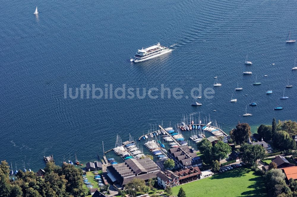 Pöcking aus der Vogelperspektive: Passagier- und Fahrgast- Schiff Starnberg auf dem Starnberger See vor Possenhofen im Bundesland Bayern