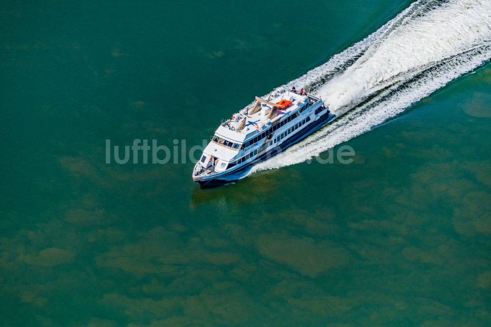 Luftbild Nordstrand - Passagier- und Fahrgastschiff Adler Express in voller Fahrt nähe der Halbinsel Nordstrand im Wattenmeer im Bundesland Schleswig-Holstein, Deutschland