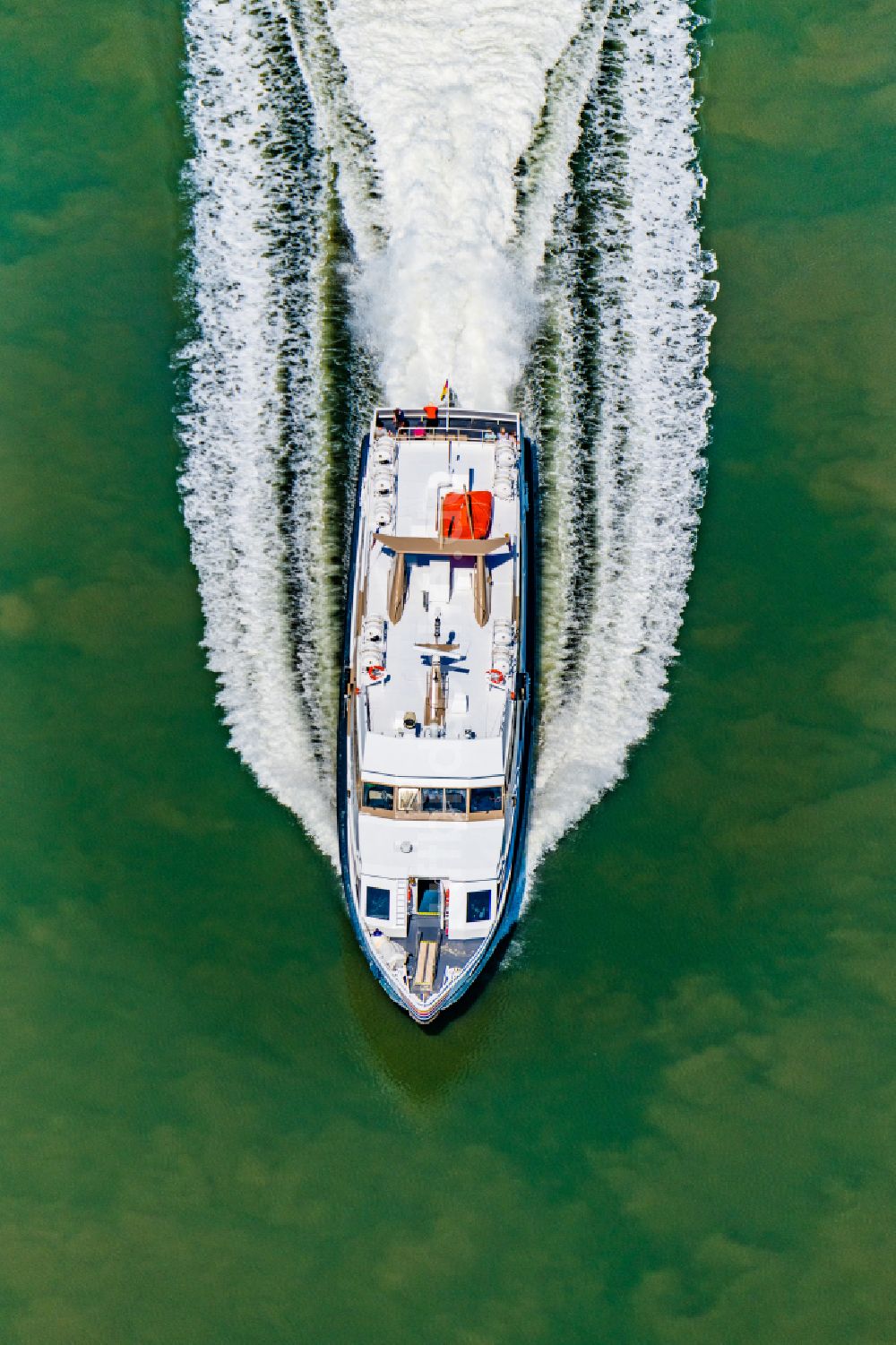 Luftbild Nordstrand - Passagier- und Fahrgastschiff Adler Express in voller Fahrt nähe der Halbinsel Nordstrand im Wattenmeer im Bundesland Schleswig-Holstein, Deutschland