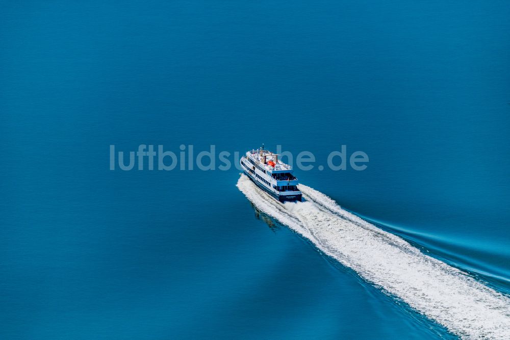 Luftaufnahme Nordstrand - Passagier- und Fahrgastschiff Adler Express in voller Fahrt nähe der Halbinsel Nordstrand im Wattenmeer im Bundesland Schleswig-Holstein, Deutschland