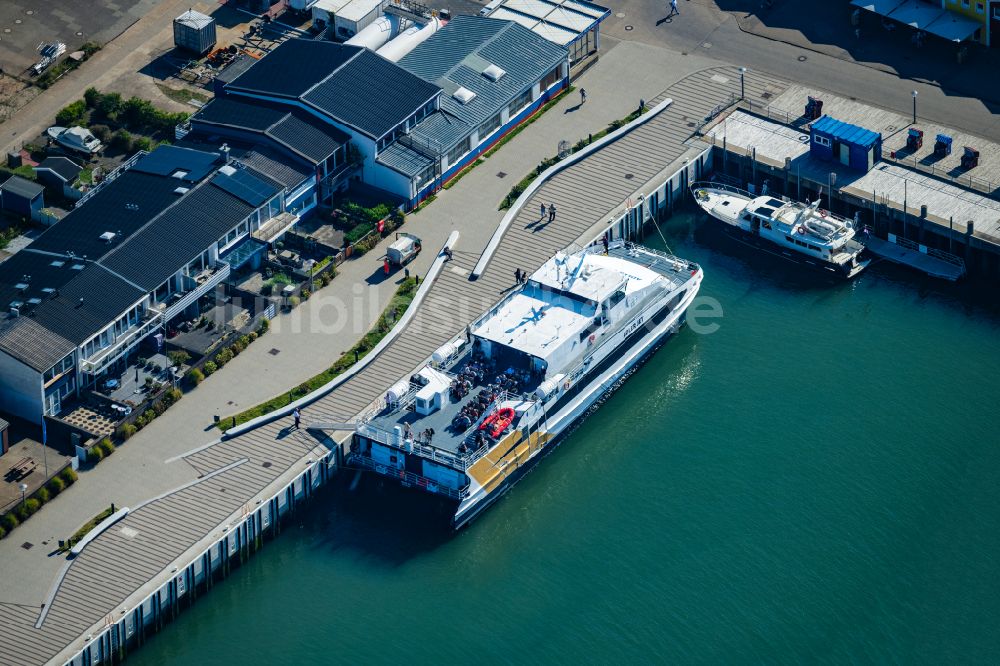 Luftbild Helgoland - Passagier- und Fahrgastschiff Adler Jet Katamaran in Helgoland im Bundesland Schleswig-Holstein, Deutschland