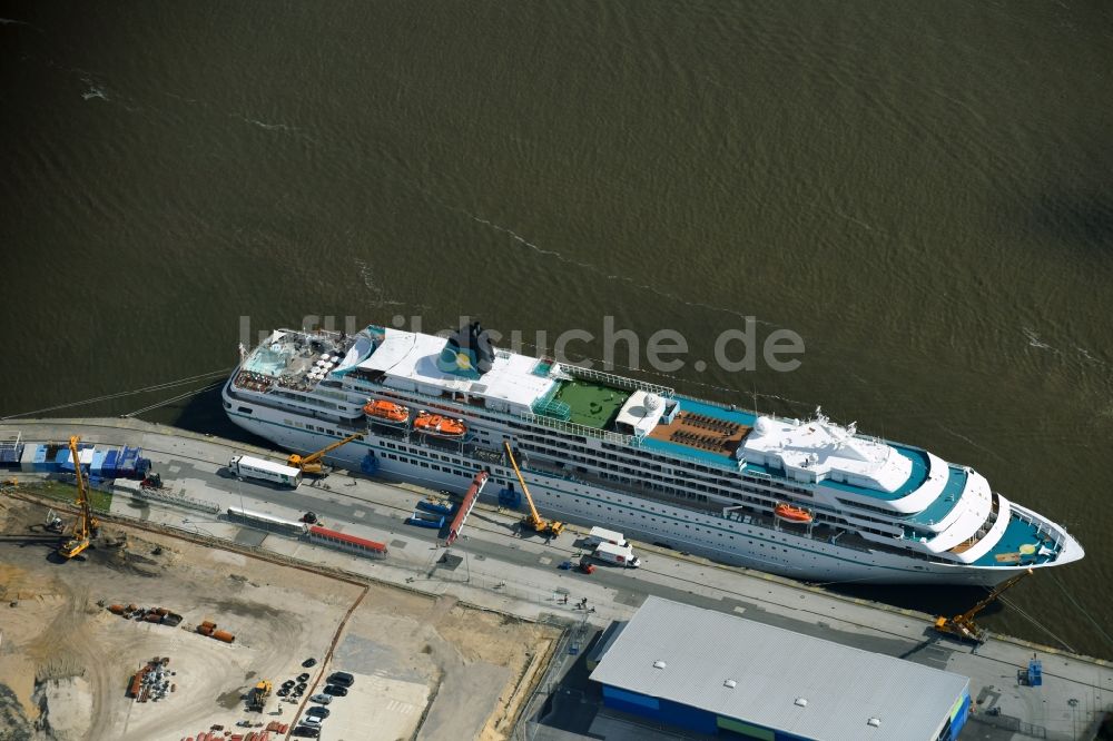 Luftaufnahme Hamburg - Passagier- und Fahrgastschiff MS Amadea der Reederei Phoenix Reisen in Hamburg, Deutschland