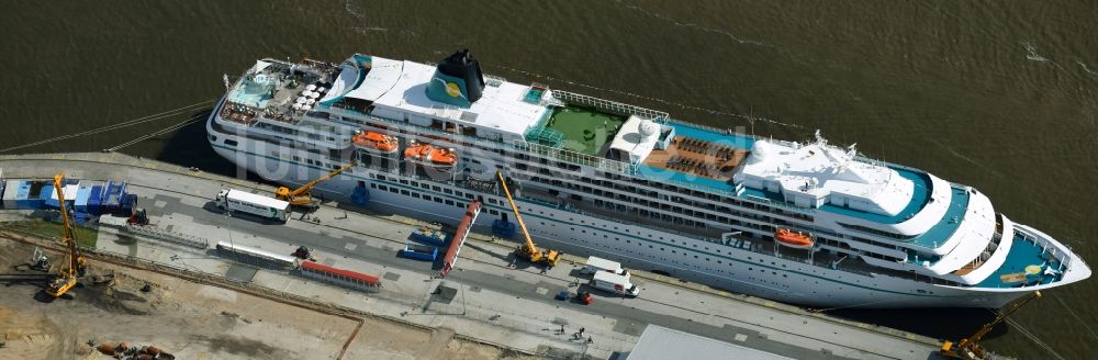 Hamburg von oben - Passagier- und Fahrgastschiff MS Amadea der Reederei Phoenix Reisen in Hamburg, Deutschland