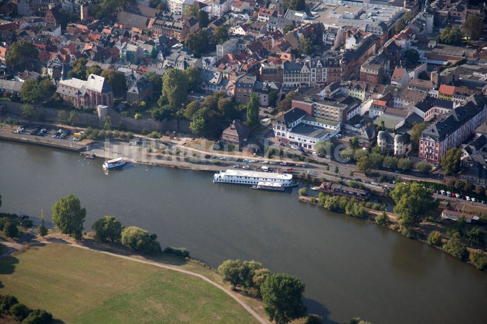 Luftaufnahme Frankfurt am Main - Passagier- und Fahrgastschiff an der Anlegestelle Höchst in Frankfurt am Main im Bundesland Hessen