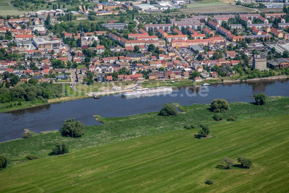 Lutherstadt Wittenberg von oben - Passagier- und Fahrgastschiff Anlegestelle in Lutherstadt Wittenberg im Bundesland Sachsen-Anhalt, Deutschland