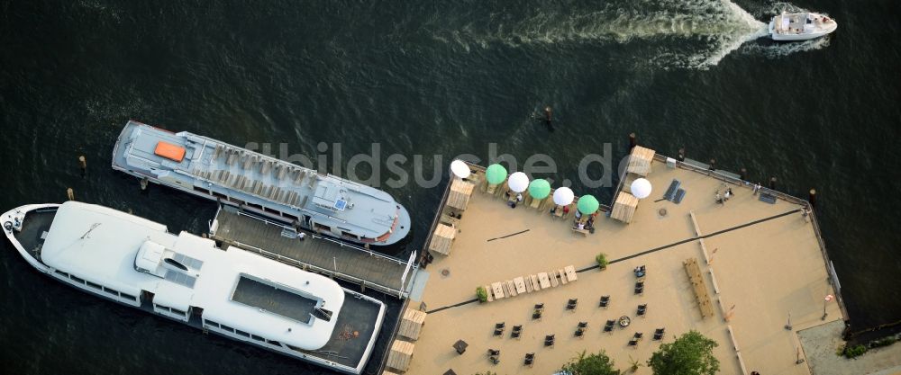 Luftaufnahme Berlin - Passagier- und Fahrgastschiff Anlegestelle am Ufer des Müggelsee in Friedrichshagen in Berlin