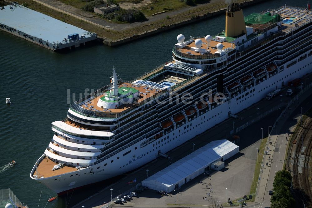 Rostock aus der Vogelperspektive: Passagier- und Fahrgastschiff ARCADIA der Schifffahrtsgesellschaft P&O CRUISES in Rostock im Bundesland Mecklenburg-Vorpommern