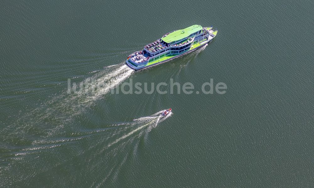 Attendorn von oben - Passagier- und Fahrgastschiff auf der Biggetalsperre bei Attendorn im Bundesland Nordrhein-Westfalen, Deutschland