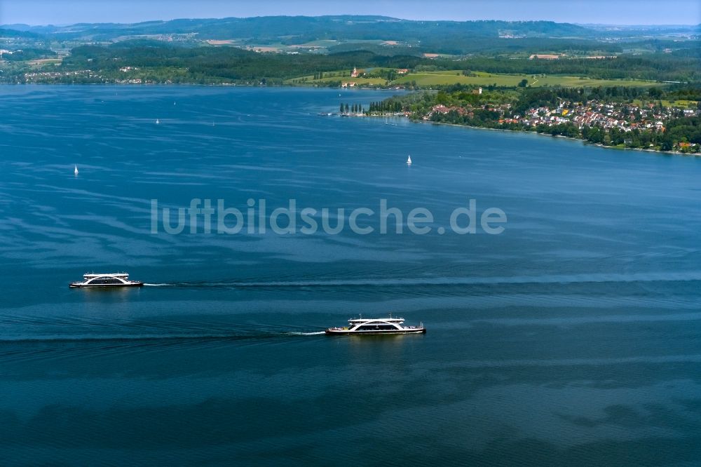 Meersburg von oben - Passagier- und Fahrgastschiff auf dem Bodensee in Meersburg im Bundesland Baden-Württemberg, Deutschland