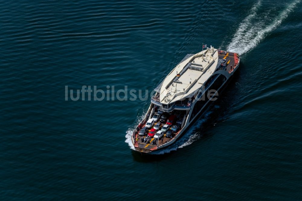 Luftaufnahme Meersburg - Passagier- und Fahrgastschiff auf dem Bodensee in Meersburg im Bundesland Baden-Württemberg, Deutschland