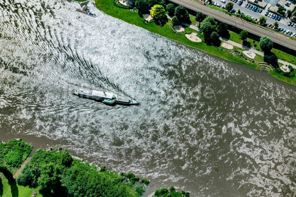 Dresden aus der Vogelperspektive: Passagier- und Fahrgastschiff Elbdampfer in Dresden auf dem Fluss Elbe im Bundesland Sachsen, Deutschland