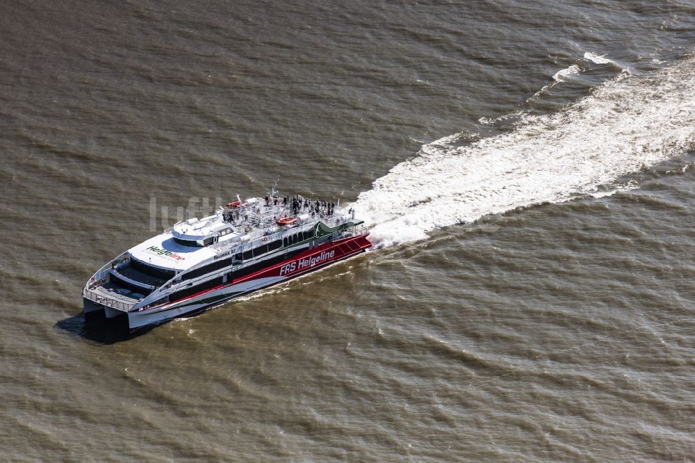 Luftbild Hamburg - Passagier- und Fahrgastschiff auf der Elbe in Hamburg, Deutschland