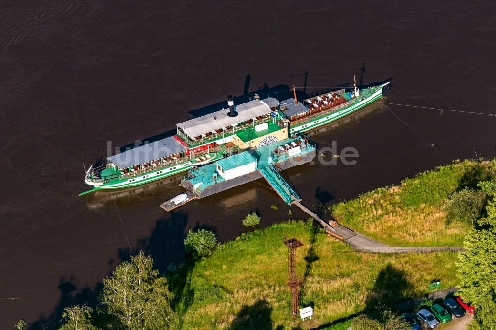 Dresden aus der Vogelperspektive: Passagier- und Fahrgastschiff auf der Elbe im Ortsteil Laubegast in Dresden im Bundesland Sachsen, Deutschland