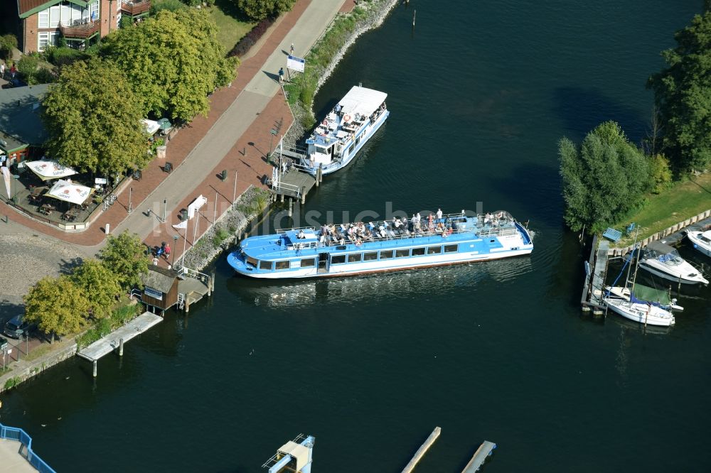 Plau am See von oben - Passagier- und Fahrgastschiff der Fahrgastschifffahrt Wichmann bei einem Wende- Manöver auf der Elde in Plau am See im Bundesland Mecklenburg-Vorpommern