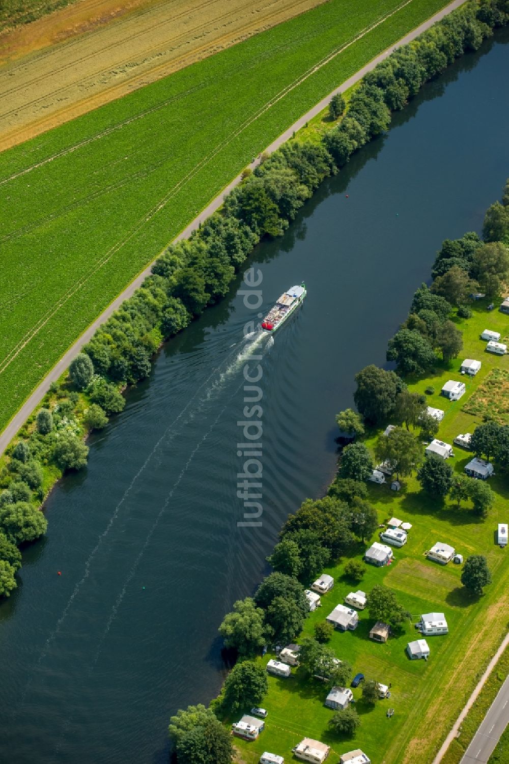 Mülheim an der Ruhr aus der Vogelperspektive: Passagier- und Fahrgastschiff in Fahrt auf dem Flußverlauf der Ruhr in Mülheim an der Ruhr im Bundesland Nordrhein-Westfalen