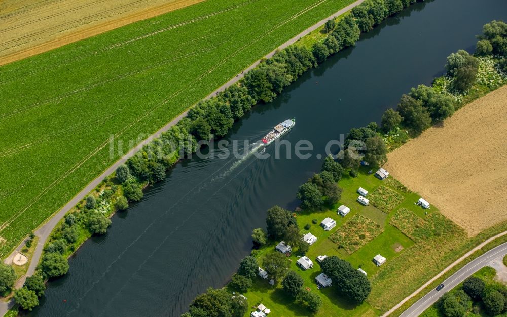 Luftaufnahme Mülheim an der Ruhr - Passagier- und Fahrgastschiff in Fahrt auf dem Flußverlauf der Ruhr in Mülheim an der Ruhr im Bundesland Nordrhein-Westfalen