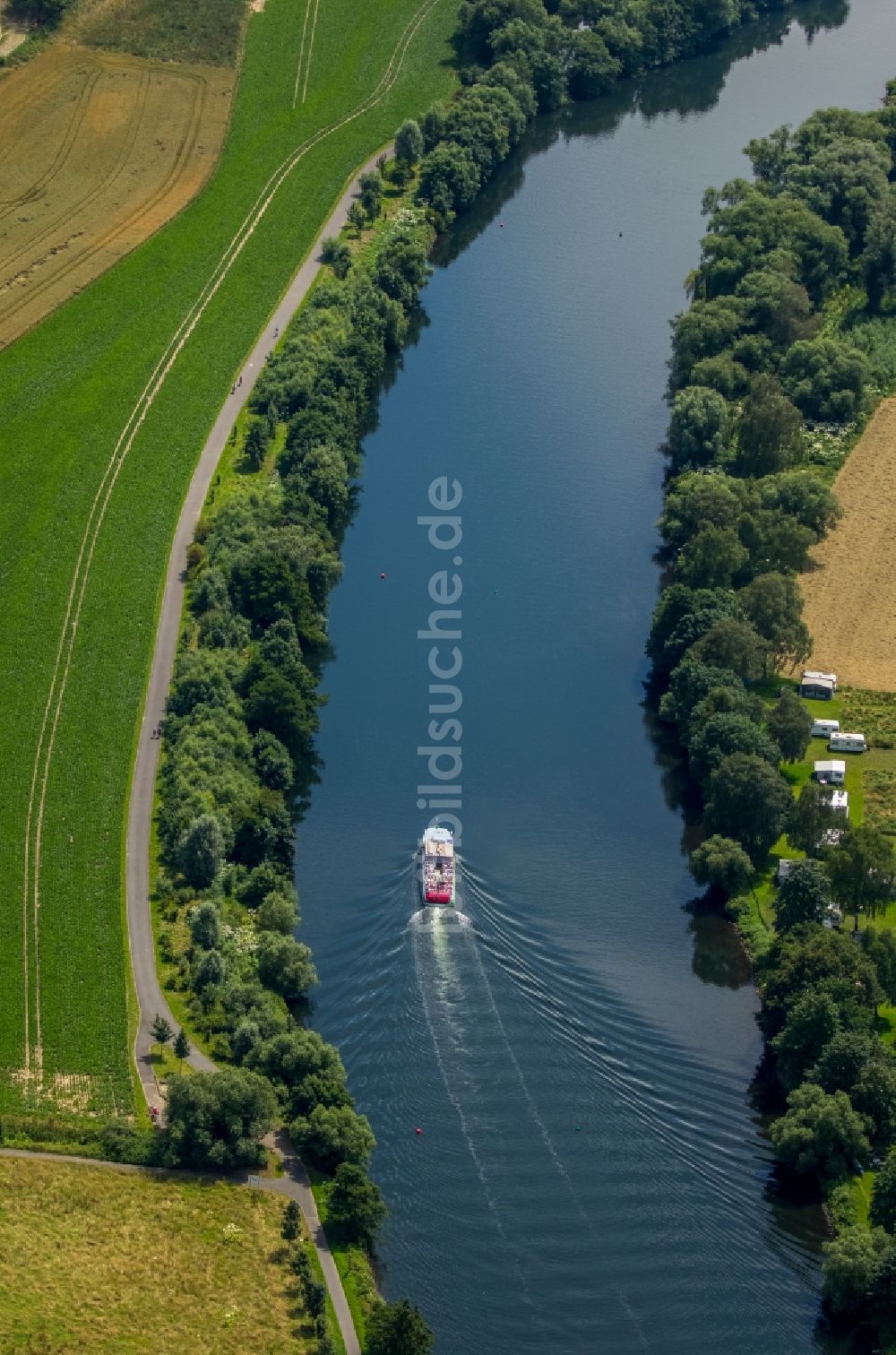 Mülheim an der Ruhr aus der Vogelperspektive: Passagier- und Fahrgastschiff in Fahrt auf dem Flußverlauf der Ruhr in Mülheim an der Ruhr im Bundesland Nordrhein-Westfalen