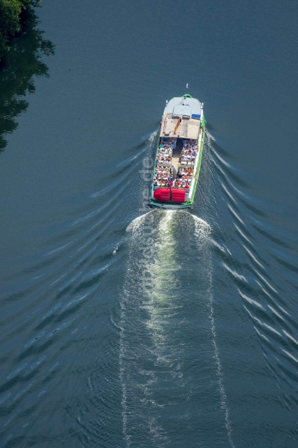 Luftbild Mülheim an der Ruhr - Passagier- und Fahrgastschiff in Fahrt auf dem Flußverlauf der Ruhr in Mülheim an der Ruhr im Bundesland Nordrhein-Westfalen