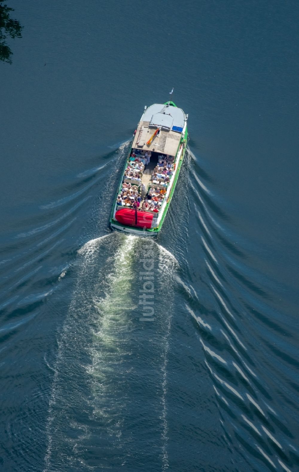 Luftaufnahme Mülheim an der Ruhr - Passagier- und Fahrgastschiff in Fahrt auf dem Flußverlauf der Ruhr in Mülheim an der Ruhr im Bundesland Nordrhein-Westfalen