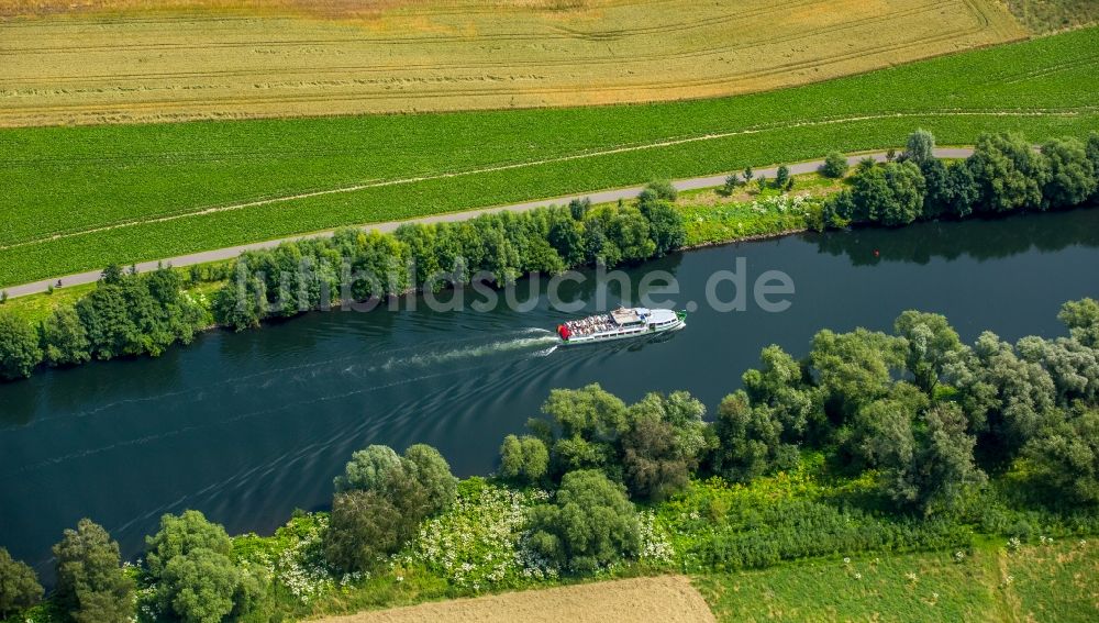 Mülheim an der Ruhr von oben - Passagier- und Fahrgastschiff in Fahrt auf dem Flußverlauf der Ruhr in Mülheim an der Ruhr im Bundesland Nordrhein-Westfalen