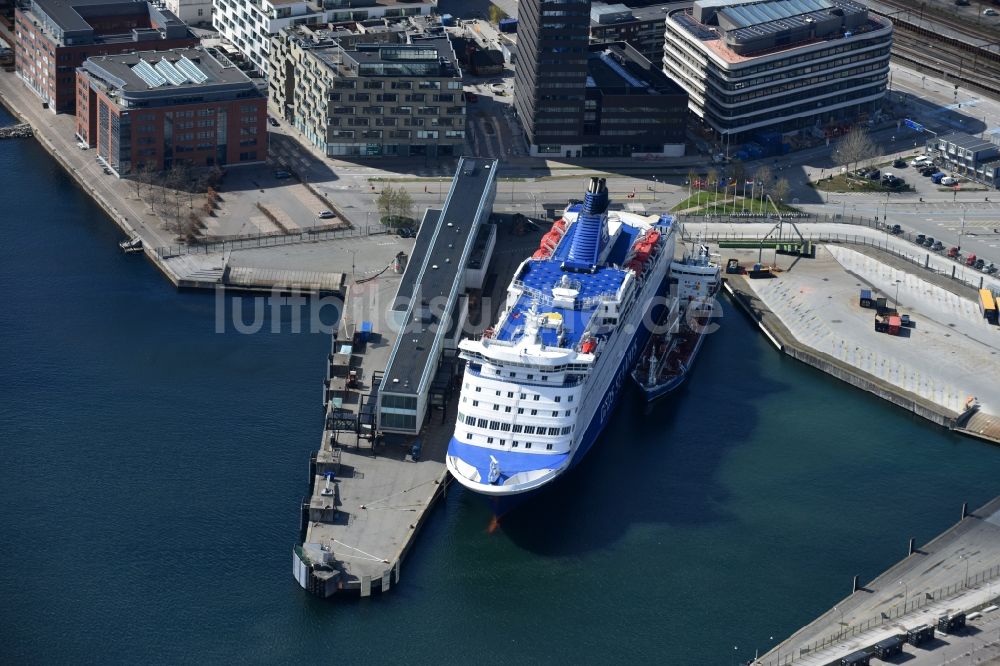 Luftbild Kopenhagen - Passagier- und Fahrgastschiff Fähre der Det Forenede Dampskibs-Selskab am DFDS Copenhagen Terminal in Kopenhagen in Region Hovedstaden, Dänemark