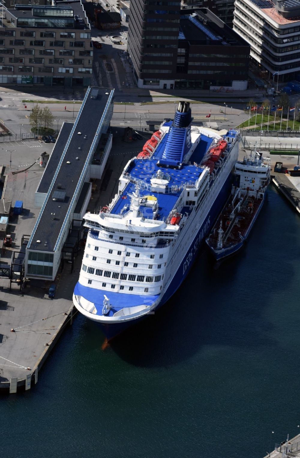 Luftaufnahme Kopenhagen - Passagier- und Fahrgastschiff Fähre der Det Forenede Dampskibs-Selskab am DFDS Copenhagen Terminal in Kopenhagen in Region Hovedstaden, Dänemark