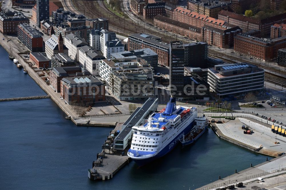 Kopenhagen von oben - Passagier- und Fahrgastschiff Fähre der Det Forenede Dampskibs-Selskab am DFDS Copenhagen Terminal in Kopenhagen in Region Hovedstaden, Dänemark