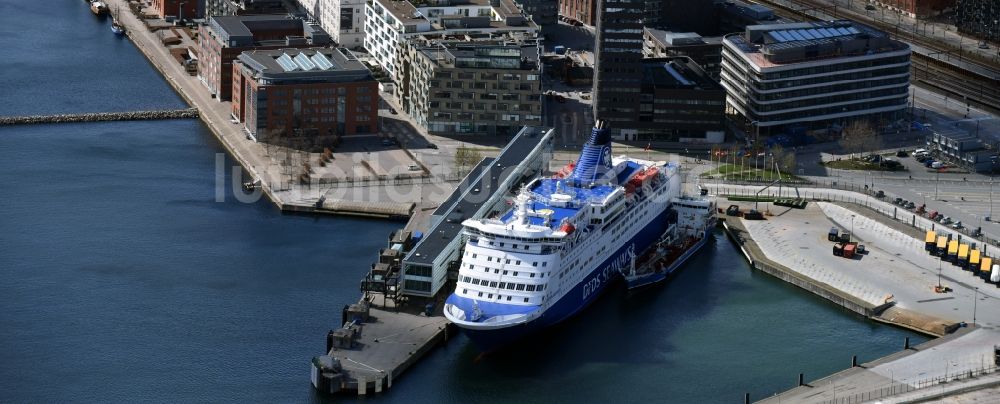 Kopenhagen aus der Vogelperspektive: Passagier- und Fahrgastschiff Fähre der Det Forenede Dampskibs-Selskab am DFDS Copenhagen Terminal in Kopenhagen in Region Hovedstaden, Dänemark