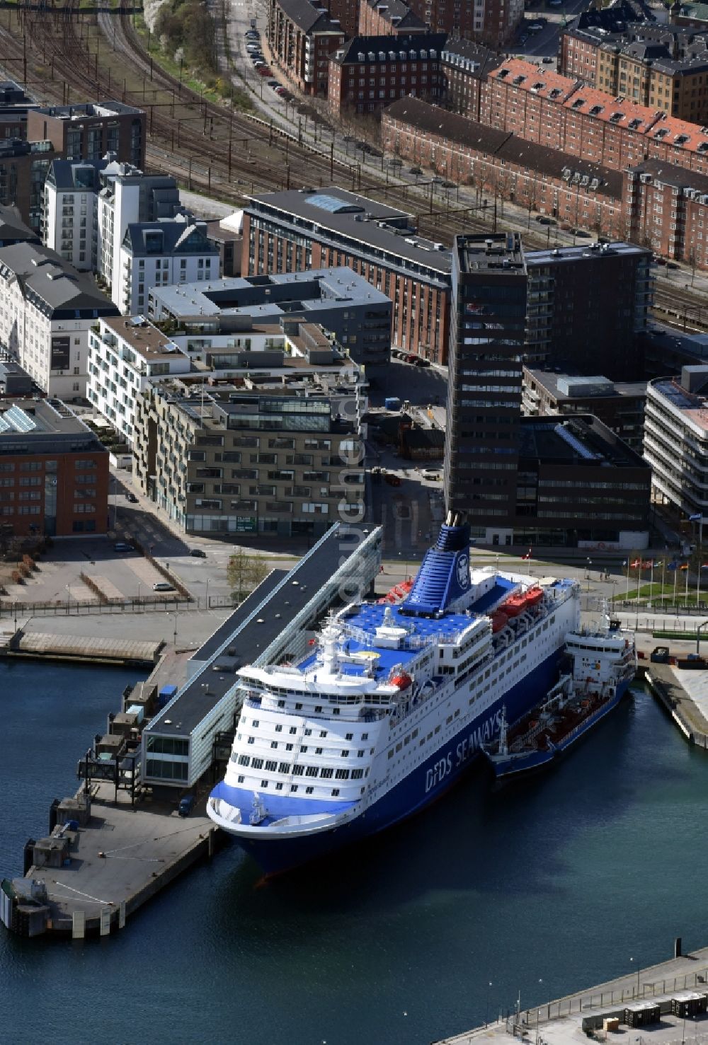 Luftbild Kopenhagen - Passagier- und Fahrgastschiff Fähre der Det Forenede Dampskibs-Selskab am DFDS Copenhagen Terminal in Kopenhagen in Region Hovedstaden, Dänemark