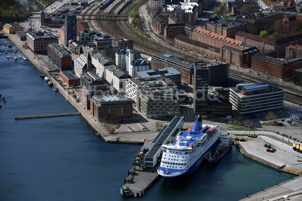 Luftaufnahme Kopenhagen - Passagier- und Fahrgastschiff Fähre der Det Forenede Dampskibs-Selskab am DFDS Copenhagen Terminal in Kopenhagen in Region Hovedstaden, Dänemark