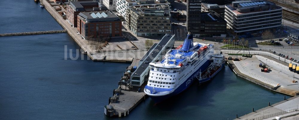 Kopenhagen von oben - Passagier- und Fahrgastschiff Fähre der Det Forenede Dampskibs-Selskab am DFDS Copenhagen Terminal in Kopenhagen in Region Hovedstaden, Dänemark