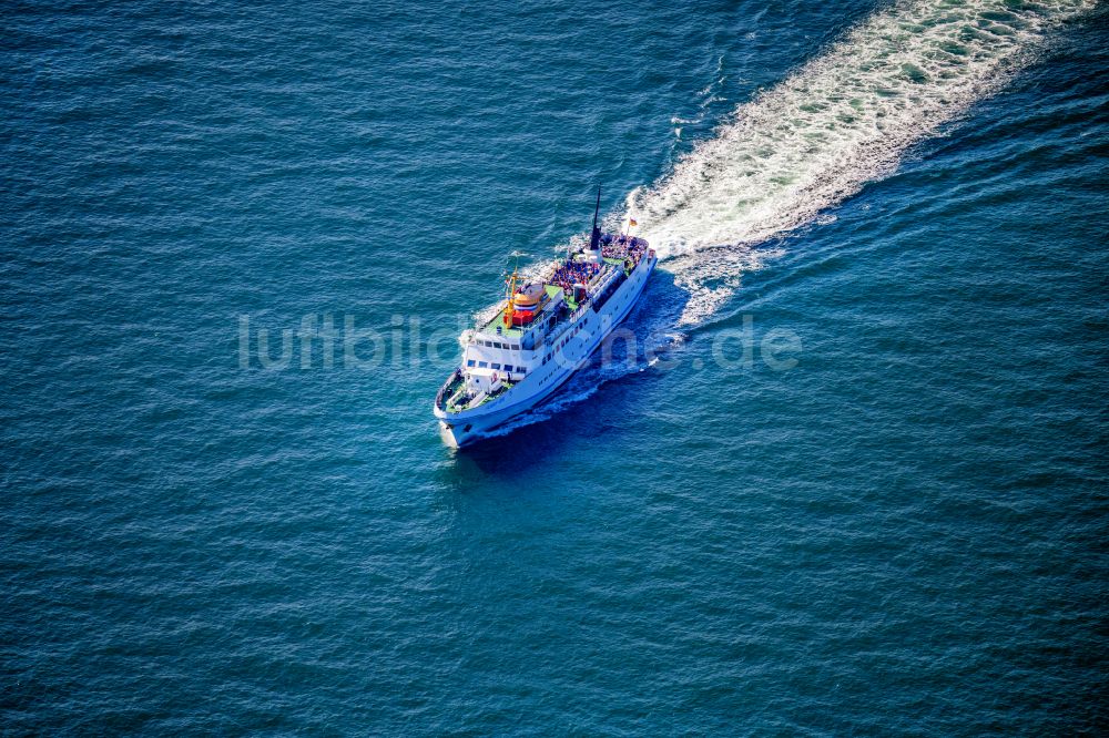 Helgoland von oben - Passagier- und Fahrgastschiff MS Funny Girl Reederei Cassen Eils in Helgoland im Bundesland Schleswig-Holstein, Deutschland