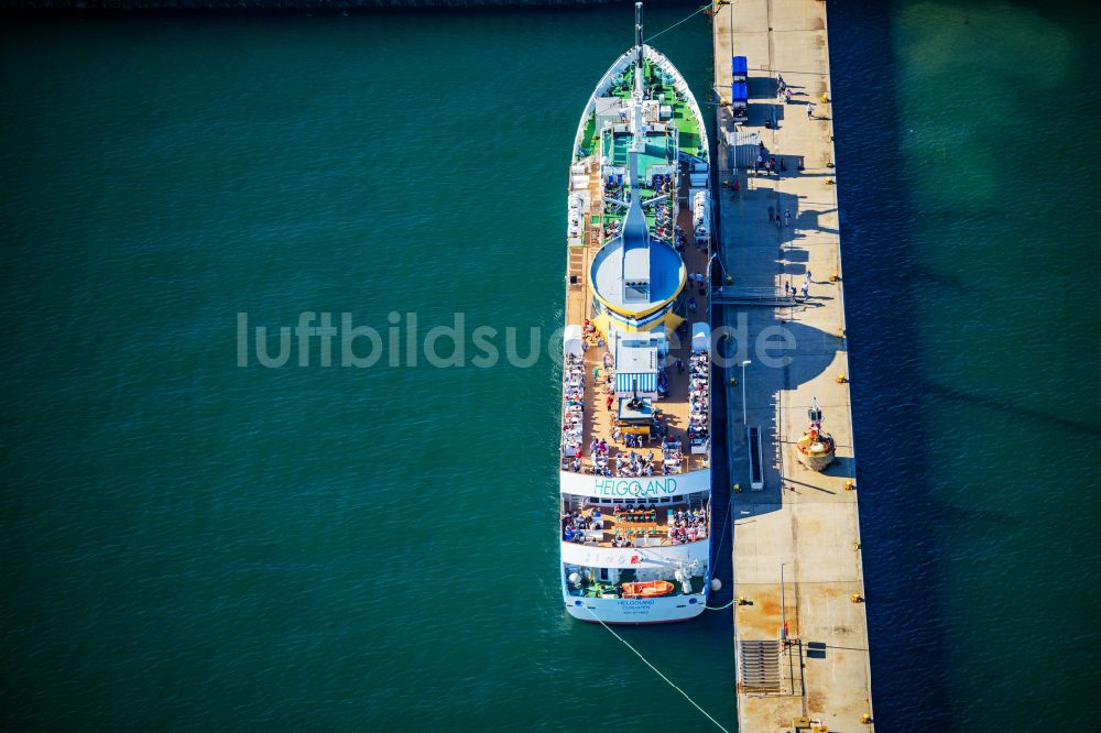 Luftaufnahme Helgoland - Passagier- und Fahrgastschiff MS Funny Girl Reederei Cassen Eils im Südhafen auf Helgoland im Bundesland Schleswig-Holstein, Deutschland