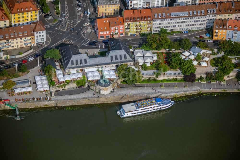 Würzburg von oben - Passagier- und Fahrgastschiff vor dem Gastronomie - Restaurant - Gebäude mit dem Brauerei-Gasthof Alter Kranen in Würzburg im Bundesland Bayern, Deutschland