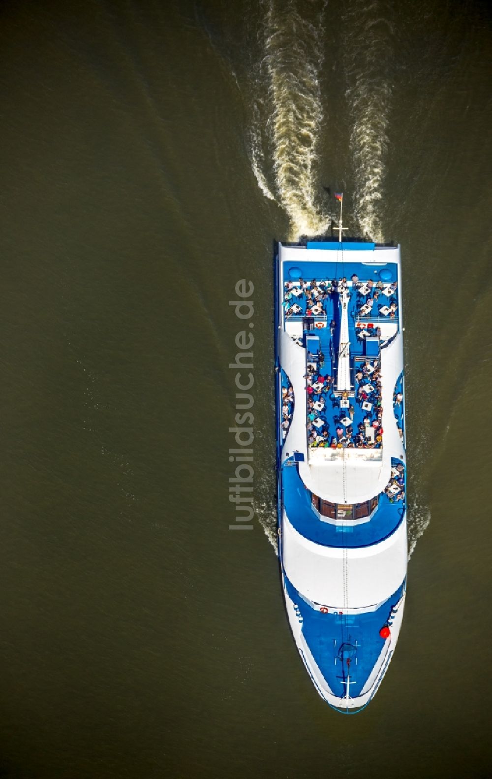 Hamburg von oben - Passagier- und Fahrgastschiff in Hamburg