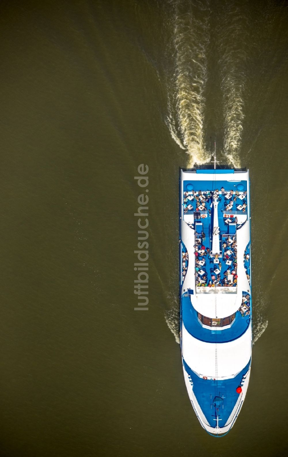 Hamburg aus der Vogelperspektive: Passagier- und Fahrgastschiff in Hamburg