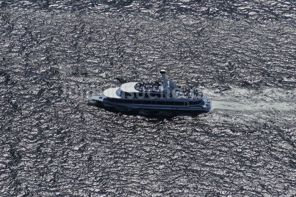 Strande aus der Vogelperspektive: Passagier- und Fahrgastschiff MS. HAMBURG auf der Kieler Förde vor Strande im Bundesland Schleswig-Holstein