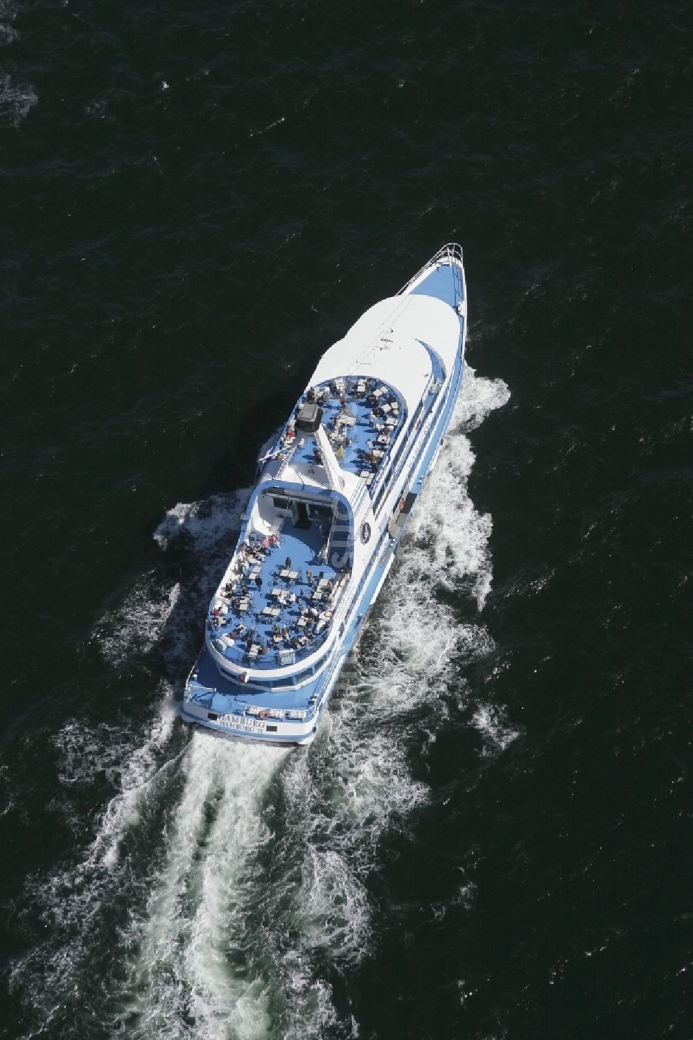 Strande aus der Vogelperspektive: Passagier- und Fahrgastschiff MS. HAMBURG auf der Kieler Förde vor Strande im Bundesland Schleswig-Holstein