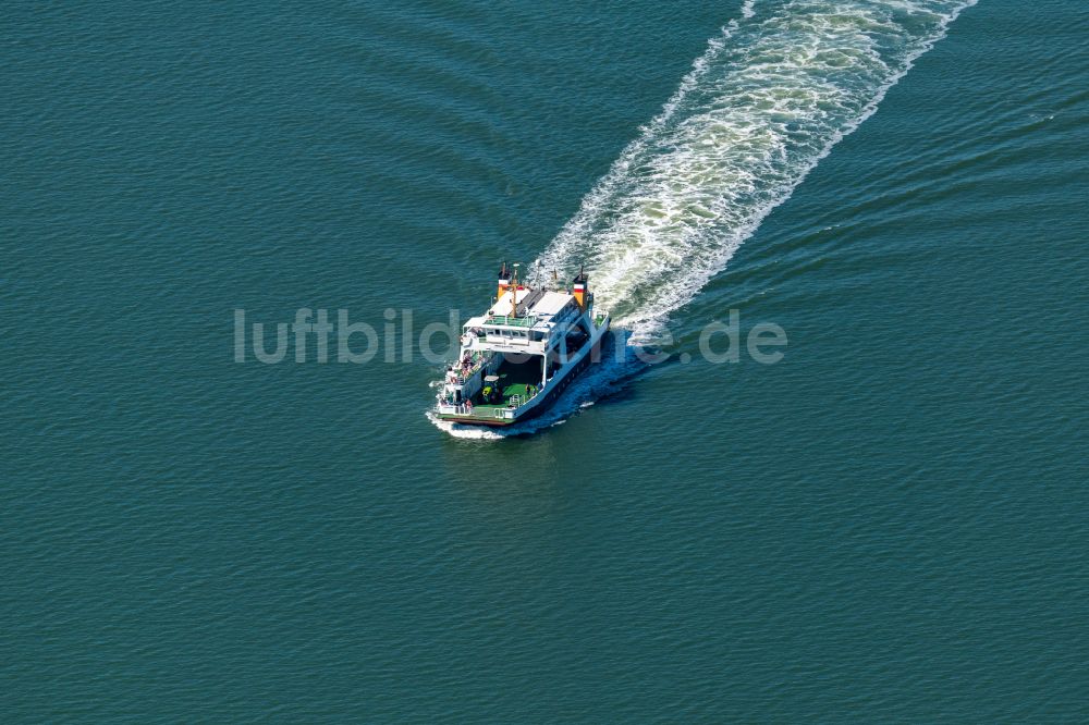 Hooge von oben - Passagier- und Fahrgastschiff Hilligenlei Fährschiff der Wyker Dampfschiffsreederei Föhr Amrum in Hooge im Bundesland Schleswig-Holstein, Deutschland